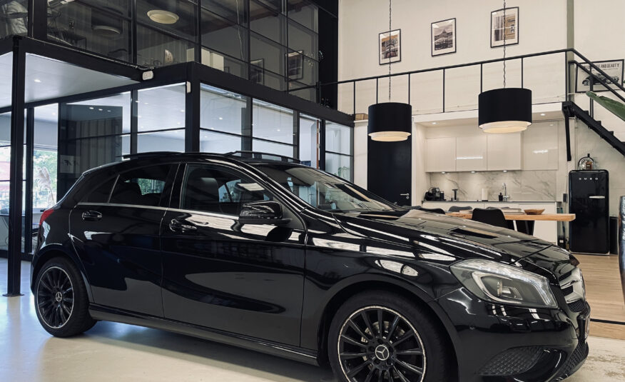 Mercedes-Benz A-klasse 200 CDI Ambition| Automaat| Panoramadak| Parkeercamera| Navigatie|Dodehoekassistent| Black edn| VOL|
