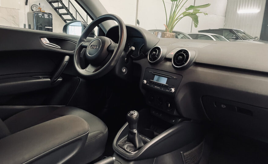 Audi A1 1.2 TFSI Attraction| Boordcomputer| Stoelverwarming| BLACK edn| Airco| Regensensor| 18 inch lichtmetalen velgen|