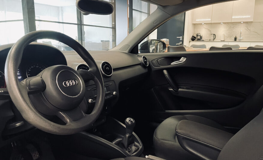 Audi A1 1.2 TFSI Attraction| Boordcomputer| Stoelverwarming| BLACK edn| Airco| Regensensor| 18 inch lichtmetalen velgen|