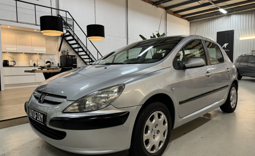 Peugeot 307 1.6-16V XT| Parkeersensoren| Trekhaak| NAP| Airco| Sony radiosysteem| AUX verbinding| 5 deurs|