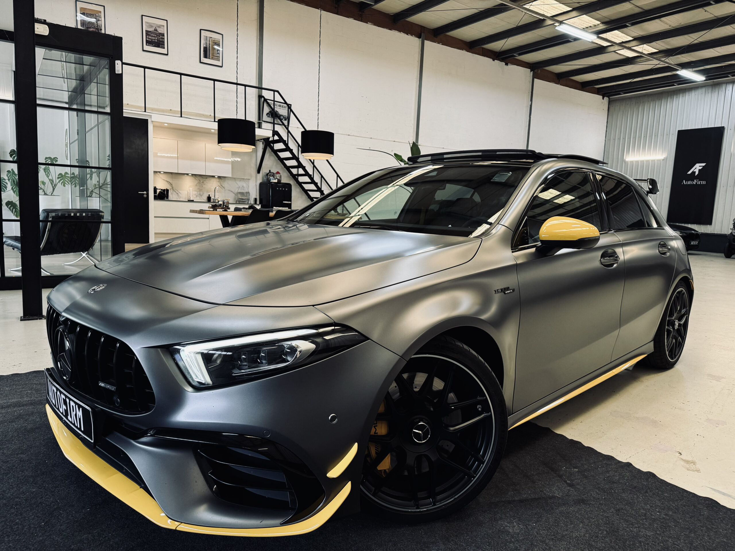 Mercedes-Benz A-klasse AMG 45 S 4MATIC+ | Yellow Edition |Panoramadak |Sfeerverlichting | Kuipstoelen| 421PK |