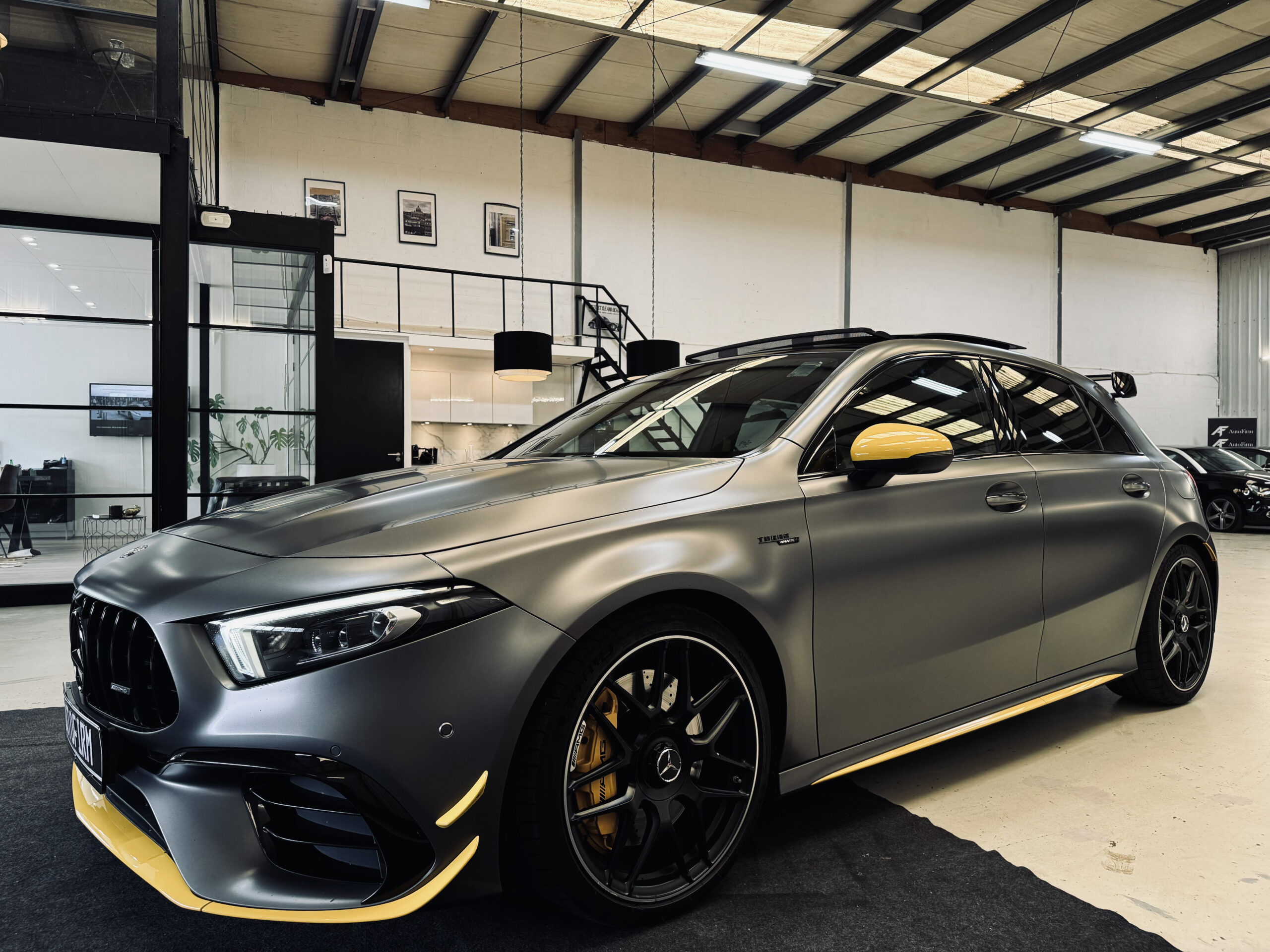 Mercedes-Benz A-klasse AMG 45 S 4MATIC+ | Yellow Edition |Panoramadak |Sfeerverlichting | Kuipstoelen| 421PK |