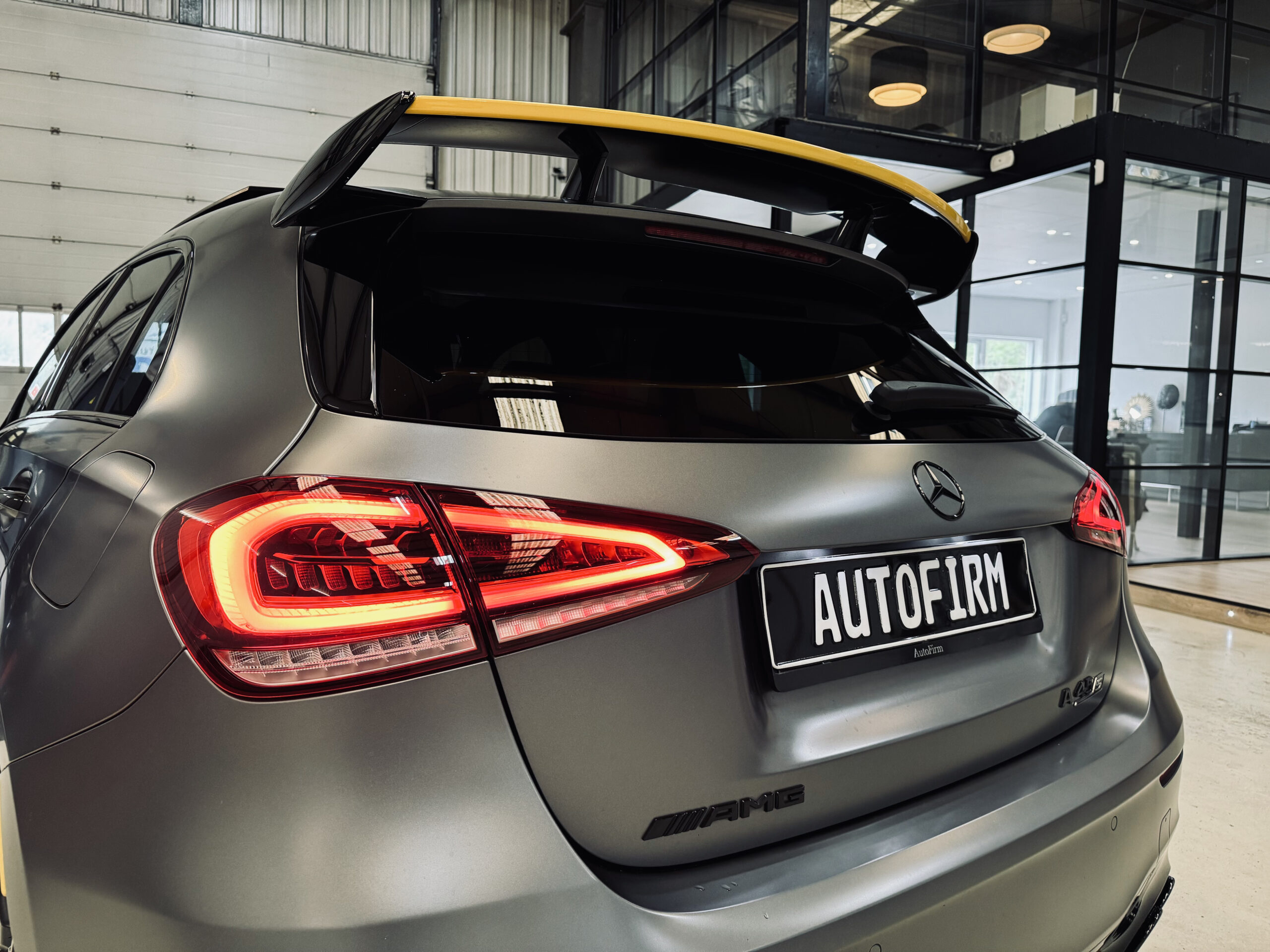 Mercedes-Benz A-klasse AMG 45 S 4MATIC+ | Yellow Edition |Panoramadak |Sfeerverlichting | Kuipstoelen| 421PK |