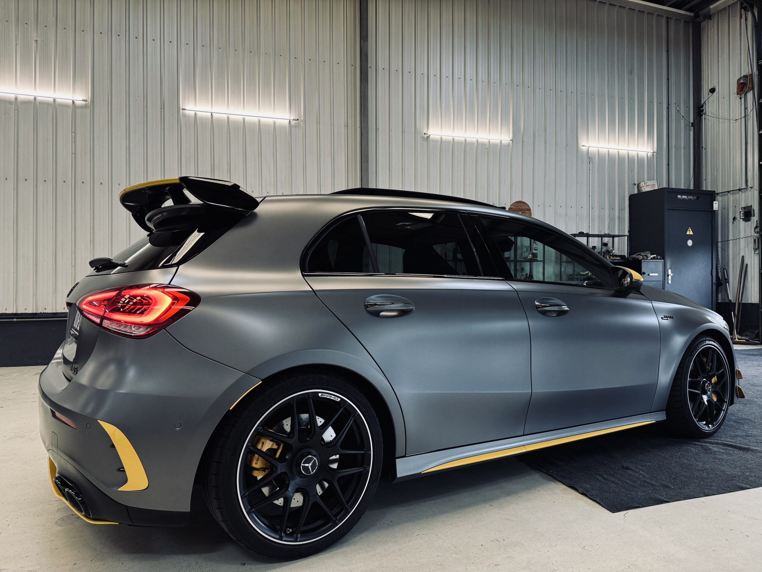 Mercedes-Benz A-klasse AMG 45 S 4MATIC+ | Yellow Edition |Panoramadak |Sfeerverlichting | Kuipstoelen| 421PK |