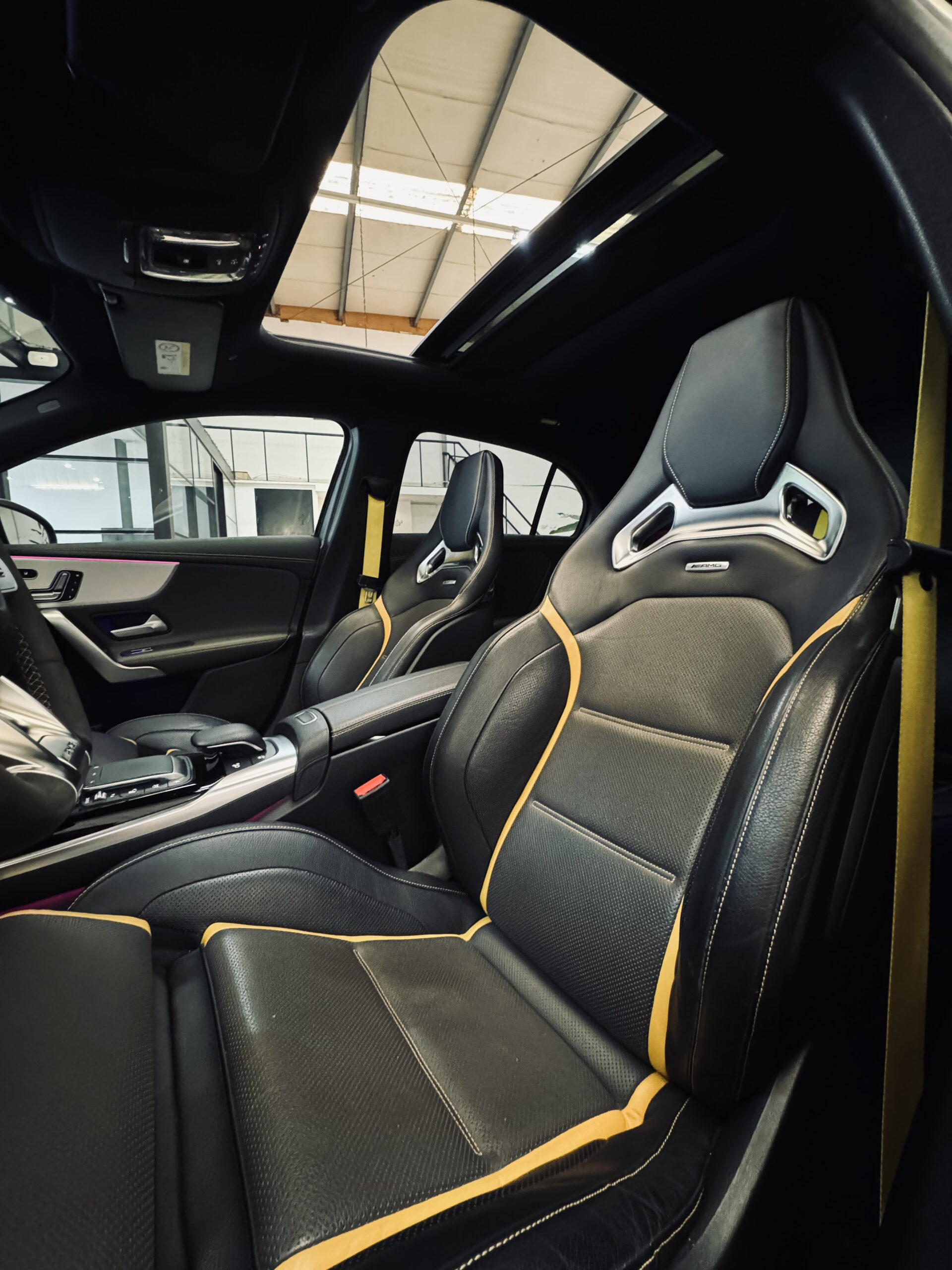 Mercedes-Benz A-klasse AMG 45 S 4MATIC+ | Yellow Edition |Panoramadak |Sfeerverlichting | Kuipstoelen| 421PK |