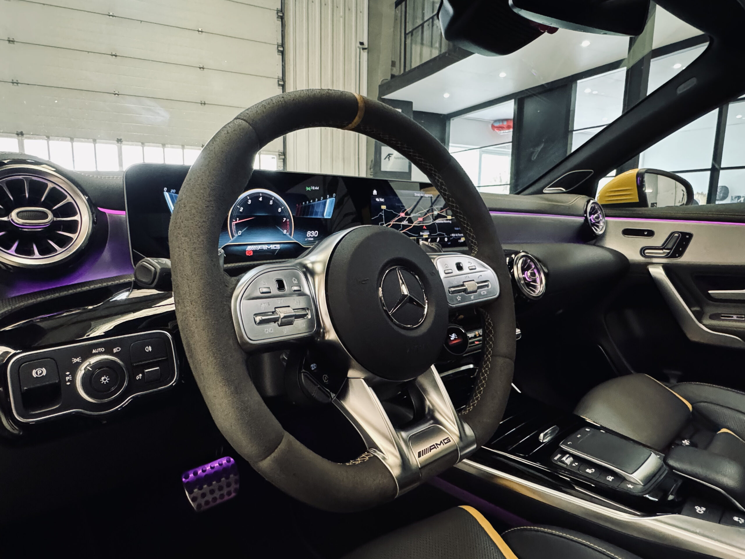 Mercedes-Benz A-klasse AMG 45 S 4MATIC+ | Yellow Edition |Panoramadak |Sfeerverlichting | Kuipstoelen| 421PK |