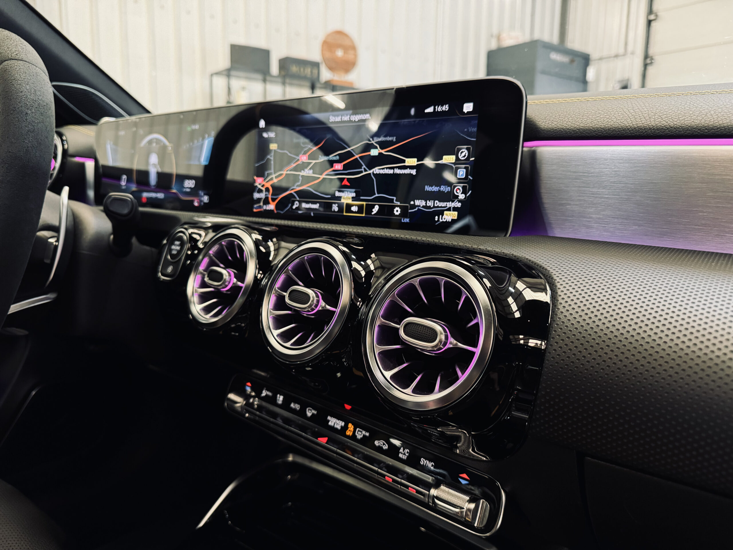 Mercedes-Benz A-klasse AMG 45 S 4MATIC+ | Yellow Edition |Panoramadak |Sfeerverlichting | Kuipstoelen| 421PK |